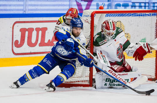 Leksands Oskar Lang och Modos målvakt Lassi Lehtinen