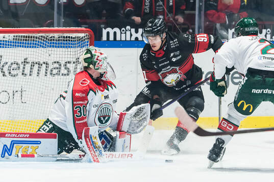 Malmö Redhawks Axel Sundberg och Frölundas målvakt