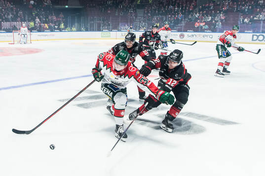 Frölundas Linus Nässen och Malmö Redhawks Linus Öberg