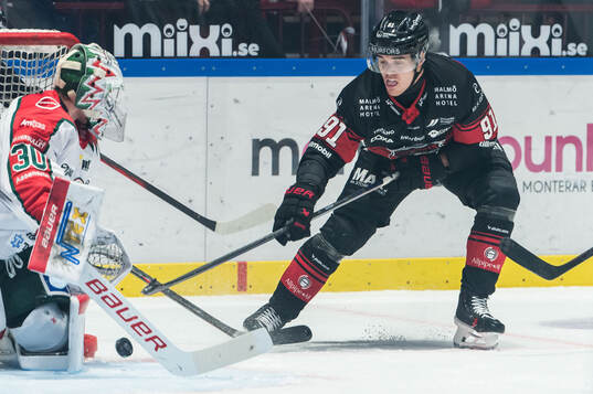 Frölundas målvakt Tobias Normann och Malmö Redhawks Axel