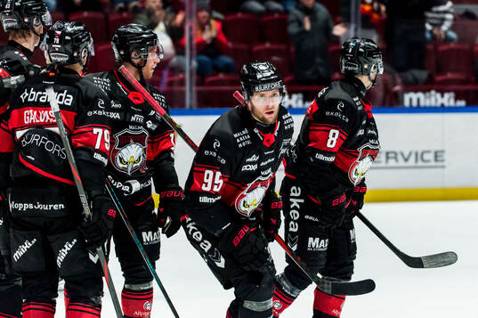 Malmö Redhawks Carl Persson jublar