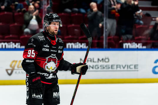 Malmö Redhawks Carl Persson jublar
