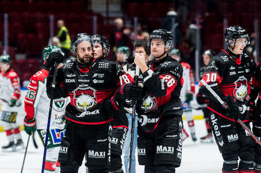 Malmö Redhawks Robin Hanzl och Teemu Kivihalme jublar