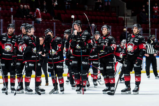 Malmö Redhawks spelare jublar