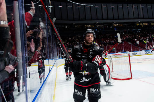 Malmö Redhawks Carl Persson jublar