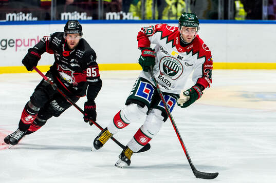 Frölundas Mikael Ruohomaa och Malmö Redhawks Carl Persson