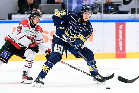 Örebros Patrik Puistola och HV71s Henrik Borgström