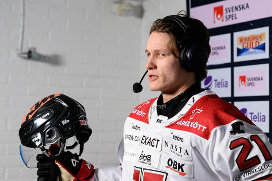 Örebros Patrik Puistola blir intervjuad