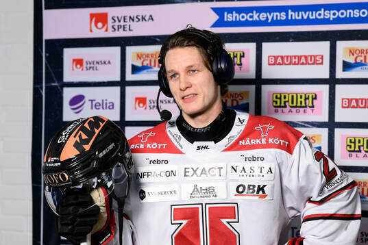 Örebros Patrik Puistola blir intervjuad