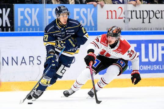 HV71s Jonathan Ang och Örebros Christopher Mastomäki