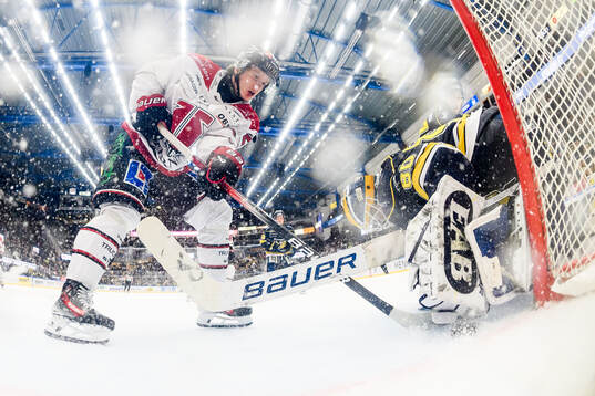 Örebros Patrik Puistola och HV71s målvakt Frederik Dichow