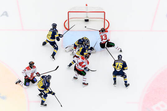 Örebros Christopher Mastomäki gör 0-2 bakom HV71s