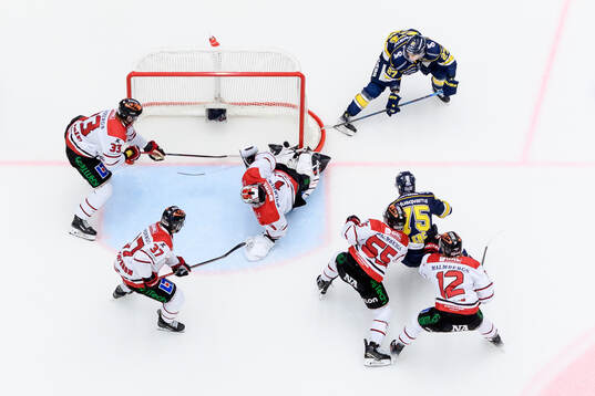 HV71s Jonathan Ang gör 1-2 bakom Örebros målvakt Jhonas