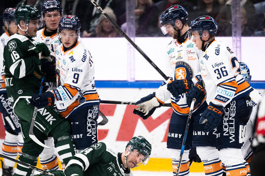 Färjestads Henrik Björklund och Växjös Zachary Giuttari