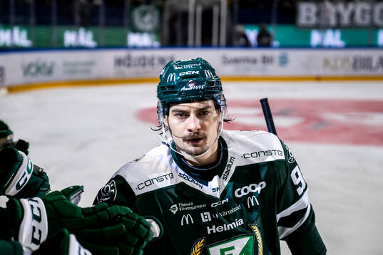 Färjestads David Tomasek jublar