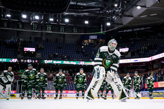 Färjestads målvakt Maxime Lagacé jublar