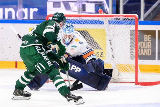 Färjestads Alexander Ljungkrantz skjuter 4-0 bakom