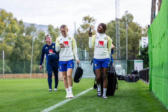 Matilda Vinberg and Evelyn Ijeh of the Swedish women's