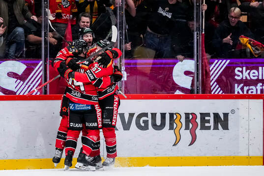 Luleås Eetu Koivistoinen jublar med lagkamrater
