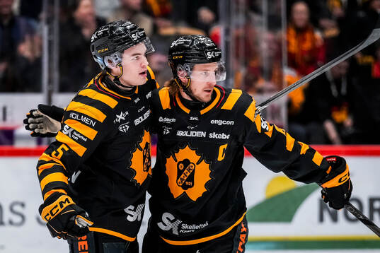 Skellefteås Axel Sandin Pellikka och Jonathan Pudas jublar