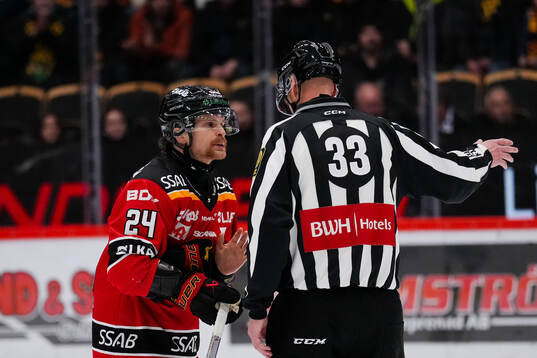 Luleås Brendan Shinnimin och Linjedomare Johannes Käck