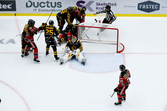 Skellefteås Pär Lindholm och målvakt Linus Söderström