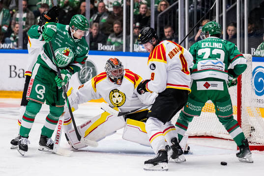 Rögles Henry Bowlby och Brynäs målvakt Ludvig Persson