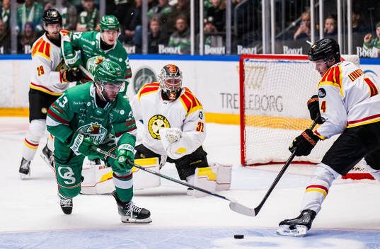 Rögles Josh Dickinson och Brynäs Theo Lindstein