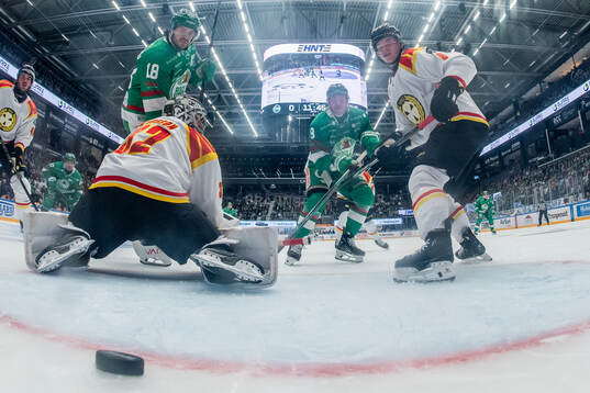 Rögles Linus Sandin (m) gör 1-0 målet bakom Brynäs