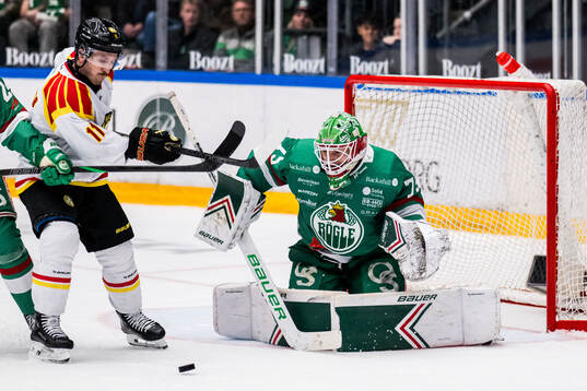 Brynäs Jordan Schroeder och Rögles målvakt Arvid Holm