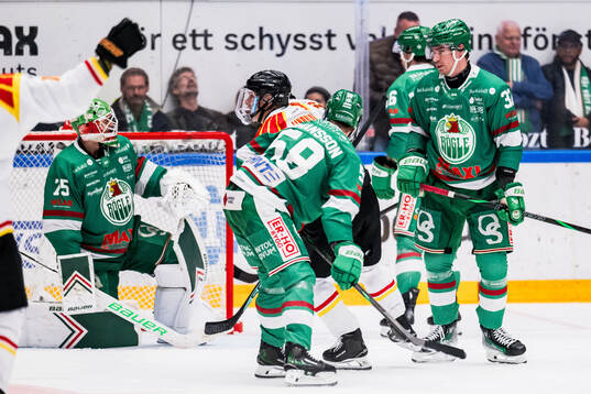Rögles målvakt Arvid Holm och Albin Sundsvik deppar