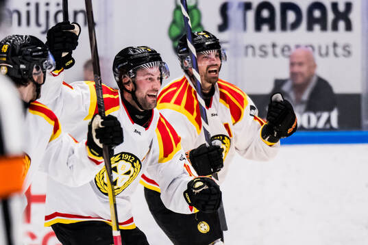 Brynäs Johan Larsson och Anton Rödin jublar