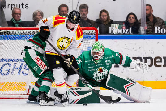Brynäs Johan Larsson och Rögles målvakt Arvid Holm