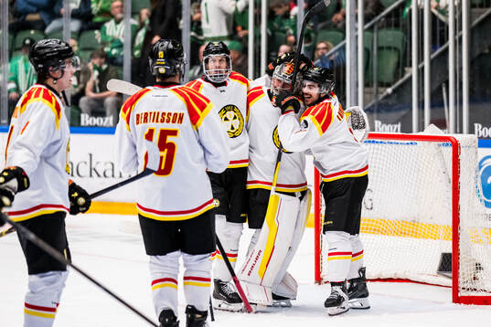 Brynäs Oskar Lindblom, målvakt Ludvig Persson och Bobby