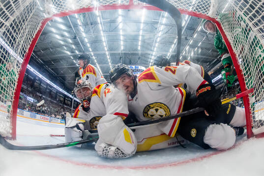 Brynäs målvakt Ludvig Persson och Axel Andersson