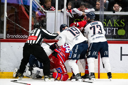 Timrås Sebastian Hartmann och Linköpings Patrick Russell