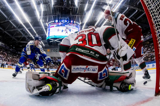 Leksands Dennis Altörn och Modos målvakt Lassi Lehtinen