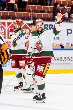 Modos Måns Carlsson jublar