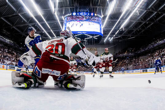 Leksands Max Veronneau och Modos målvakt Lassi Lehtinen