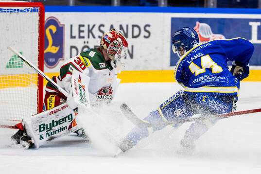Modos målvakt Lassi Lehtinen och Leksands Oskar Lang