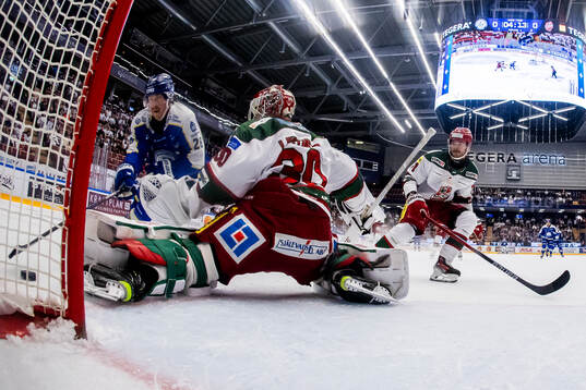 Leksands Justin Glenn Kloos och Modos målvakt Lassi