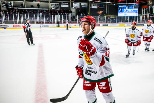 Moras Anton Ohlsson jublar