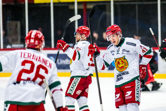 Moras Anton Ohlsson jublar