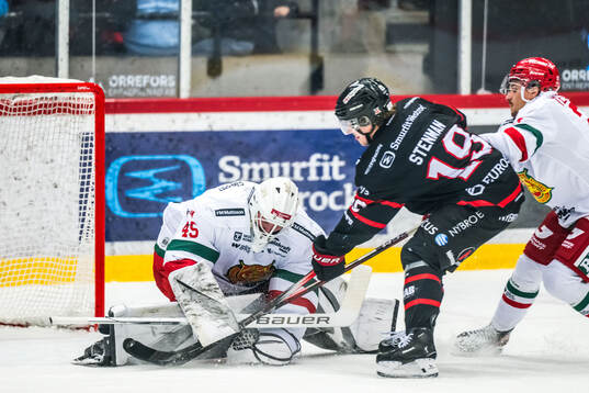 Moras målvakt Jani Lampinen och Nybros Elias Stenman