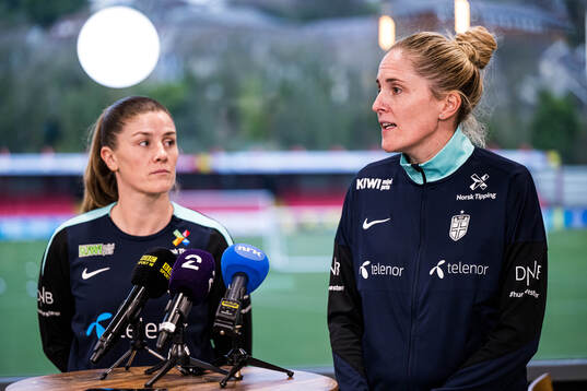 Maren Mjelde and Gemma Grainger, head coach of the