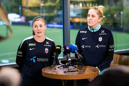 Maren Mjelde and Gemma Grainger, head coach of the