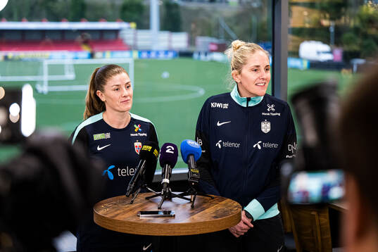 Maren Mjelde and Gemma Grainger, head coach of the