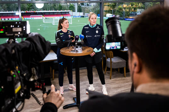 Maren Mjelde and Gemma Grainger, head coach of the