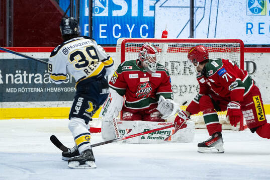 Jamiro Reber gör 0-1 på Modos målvakt Lassi Lehtinen