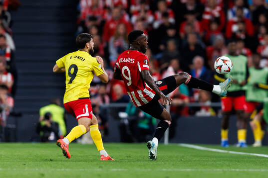 Arber Zeneli of Elfsborg and Álex Berenguer of Athletic